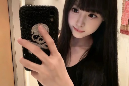 陪玩陪睡算啥？继人体盛宴、舔手指后艺人再曝阴暗面 秦岚被牵