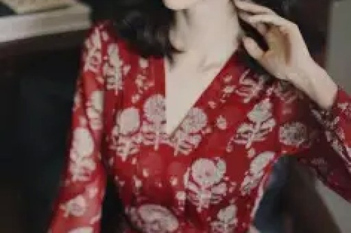 内娱1天4大瓜！顶流恋情、深夜泡酒吧、全身整容一个比一个离谱